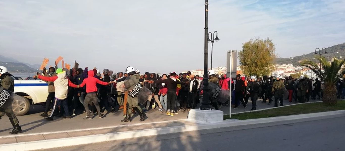 Η Σάμος τελεί υπό κατάληψη: Χιλιάδες αλλοδαποί διαδηλώνουν για τα «δικαιώματά» τους (φωτό, βίντεο)